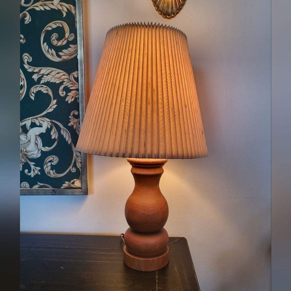 VINTAGE SOLID WOOD TABLE LAMP WITH HARP AND PLEATED SHADE 21'